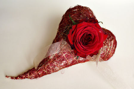 Heuherz mit Glasväschen, z.B. für eine einzelne Rose