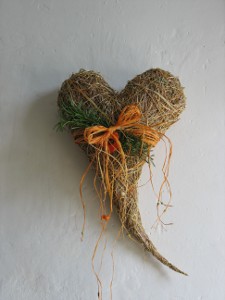 Aus Heu geformtes Herz, mit Sisal, Bast und Zier-Drähten umwickelt und mit einem Rosmarin-Zweig geschmückt